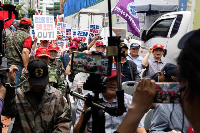 Online content creators conduct live broadcasts during a veterans rally outside the Democratic Party headquarters in Yeouido Seoul on July 17 2024 AJU PRESS Park Jong-hyeok