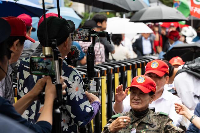 Online content creators conduct live broadcasts during a veterans rally outside the Democratic Party headquarters in Yeouido Seoul on July 17 2024 AJU PRESS Park Jong-hyeok