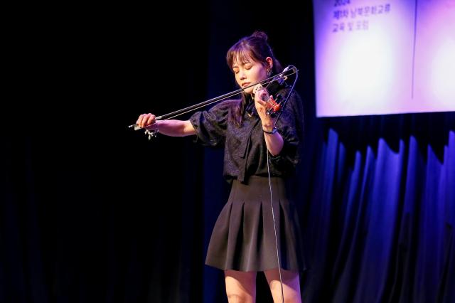 Broadcaster Jung Yu-na performs on the violin at the National Folk Museum of Korea in Jongno-gu Seoul July 17 2024 AJU PRESS Kim Dong-woo