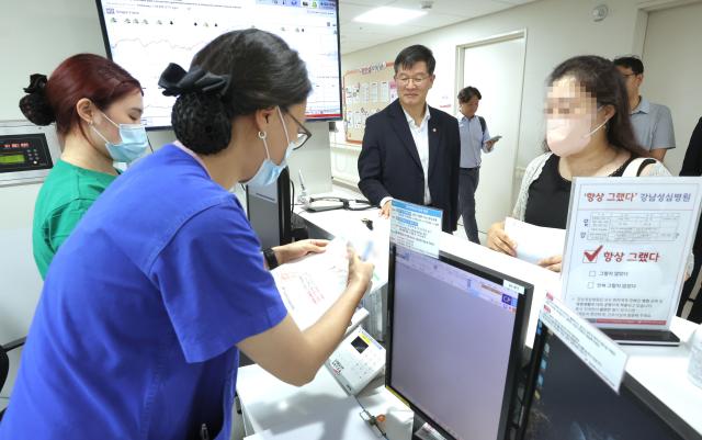 이기일 보건복지부 제1차관이 10일 서울 영등포구 한림대학교 강남성심병원에서 위기임신 보호출산제 시범운영 관련 현장 방문 및 점검을 하고 있다 2024710 사진보건복지부 제공 재판매 및 DB 금지