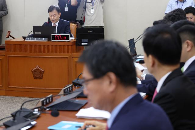 17일 국회에서 정무위원회 전체회의가 열리고 있다 사진연합뉴스