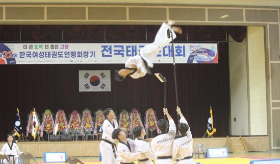 5월 고창군에서 열린 제22회 한국여성태권도연맹회장기 전국태권도 대회에서 참가 선수들이 경쟁을 펼치고 있다사진고창군