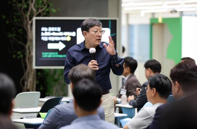 지난 17일 오후 서울 강남구 GS타워에서 열린 하반기 GS 임원 모임에서 허태수 GS그룹 회장이 그룹의 신사업 의지를 피력하는 한편 디지털 혁신 가속화를 당부하고 있다 GS그룹 제공