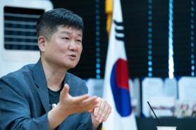 K-pop impresario aims to captivate global fans with 200-member mega band