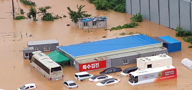 18일 오전 수도권 지역에 내린 폭우로 경기도 평택시 송탄로 한 부지에 주차된 차량이 물에 잠겨 있다 사진연합뉴스