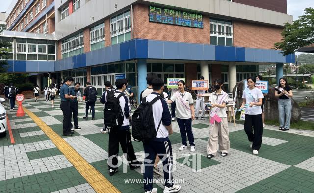 대구광역시 달성군청소년상담복지센터는 지난 7월 16일 비슬고등학교에서 청소년폭력 및 도박 예방 또래상담 캠페인을 진행하였다 사진대구달성군