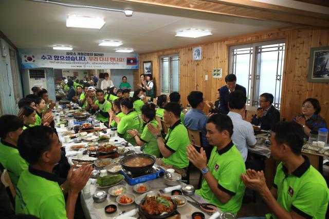 곡성군은 18일 라오스 므앙타파밭 출신 계절근로자 출국 환송행사를 진행했다 사진곡성군