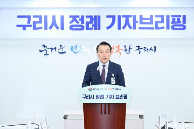 김완겸 구리시 행정지원국장이 18일 시청 종합상황실에서 정례 기자브리핑을 하고 있다사진구리시