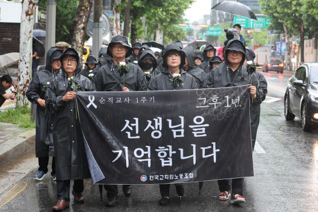 서이초등학교 교사 사망 1주기인 18일 오전 서울 서초구 서이초교교차로에서 출발한 교사유가족협의회 관계자와 전국교직원노동조합 조합원들이 서초경찰서 방향으로 고인을 추모하며 행진하고 있다 2024718 사진연합뉴스
 