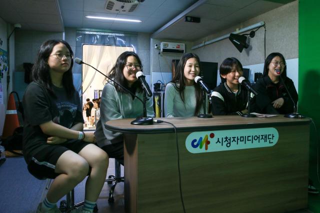 Students experience a booth at the Seoul Career Fair 2024 at Dongdaemun Design Plaza in Seoul on July 18 2024 AJU PRESS Kim Dong-woo