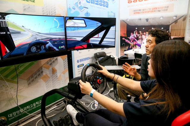 A student experience a booth at the Seoul Career Fair 2024 at Dongdaemun Design Plaza in Seoul on July 18 2024 AJU PRESS Kim Dong-woo