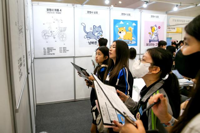 Students experience a booth at the Seoul Career Fair 2024 at Dongdaemun Design Plaza in Seoul on July 18 2024 AJU PRESS Kim Dong-woo