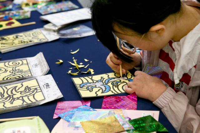 A students experience a booth at the Seoul Career Fair 2024 at Dongdaemun Design Plaza in Seoul on July 18 2024 AJU PRESS Kim Dong-woo