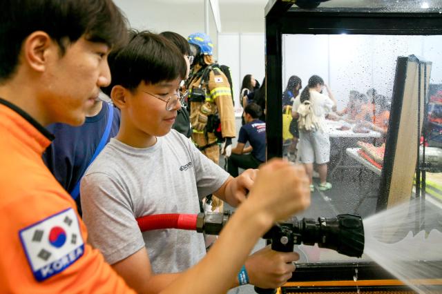 A students experience a booth at the Seoul Career Fair 2024 at Dongdaemun Design Plaza in Seoul on July 18 2024 AJU PRESS Kim Dong-woo