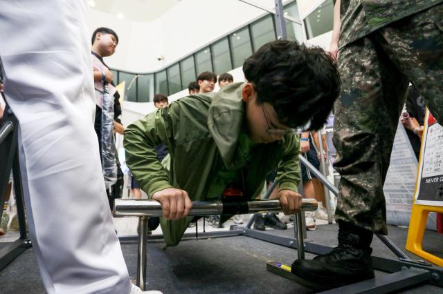 A students experience a booth at the Seoul Career Fair 2024 at Dongdaemun Design Plaza in Seoul on July 18 2024 AJU PRESS Kim Dong-woo