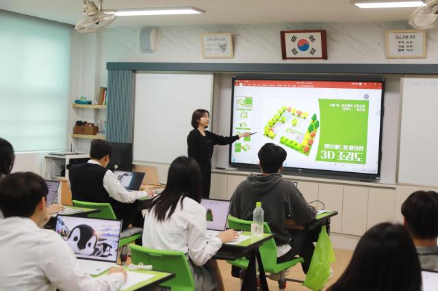 전주의 한 고등학교에서 스마트 칠판을 활용한 수업이 이뤄지고 있다사진전북특별자치도교육청