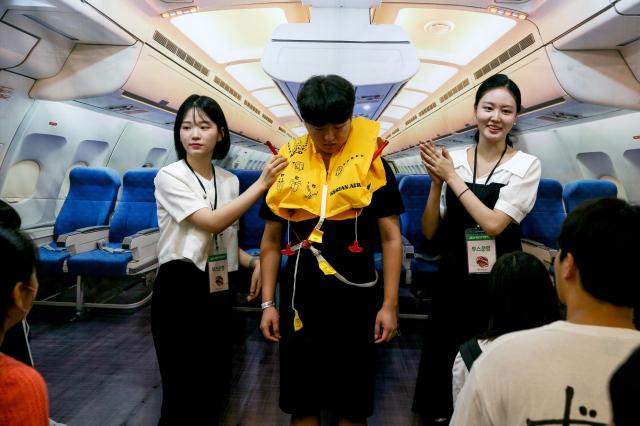 A students experience a booth at the Seoul Career Fair 2024 at Dongdaemun Design Plaza in Seoul on July 18 2024 AJU PRESS Kim Dong-woo