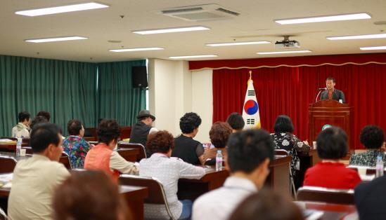 전춘성 진안군수가 18일 진안군사회복지협의회 운영의 사회복지대학에서 특강을 진행하고 있다사진진안군