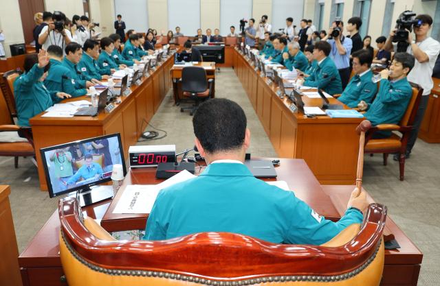 더불어민주당 소속 산정훈 행정안전위원장이 18일 국회에서 열린 행안위 전체회의에서 국민의힘 의원들이 의사진행 발언을 요청하는 가운데 의사봉을 두드리고 있다 사진연합뉴스