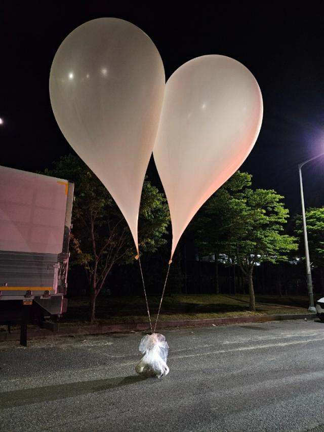 29일 북한이 날려 보낸 것으로 보이는 풍선 90여개가 전국 곳곳에서 발견됐다 일부는 땅에 떨어졌고 나머지는 계속 비행 중이다 사진은 이날 충남에서 발견된 대남 전단과 오물 등을 실은 것으로 보이는 풍선 사진합동참모본부