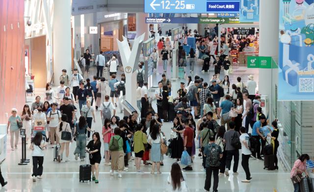 16일 인천국제공항 제1여객터미널 출국장 내 면세구역이 여름 휴가철을 맞아 해외로 출국하려는 여행객들로 북적이고 있다 사진연합뉴스