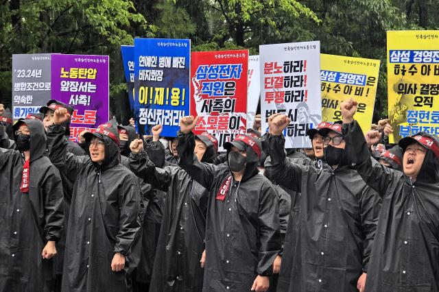 전국삼성전자노동조합전삼노 조합원들이 8일 오전 경기 화성시 삼성전자 화성사업장 앞에서 열린 총파업 결의대회에 참석해 구호를 외치고 있다 사진성상영 기자