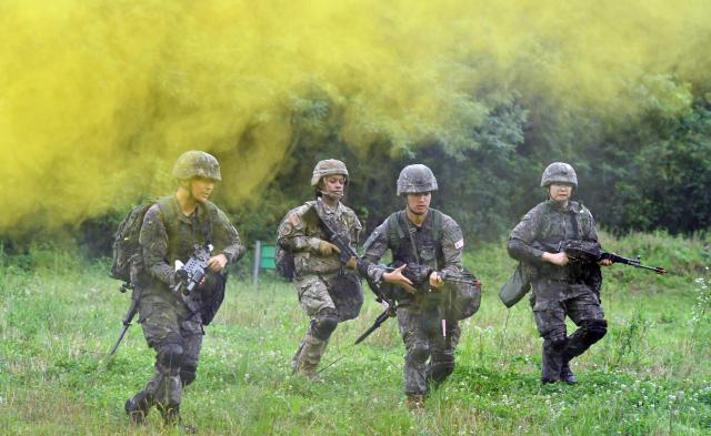 분대공격 훈련 간 목표 확보를 위해 전술적 행동을 하고 있는 한미 ROTC 후보생들사진육군