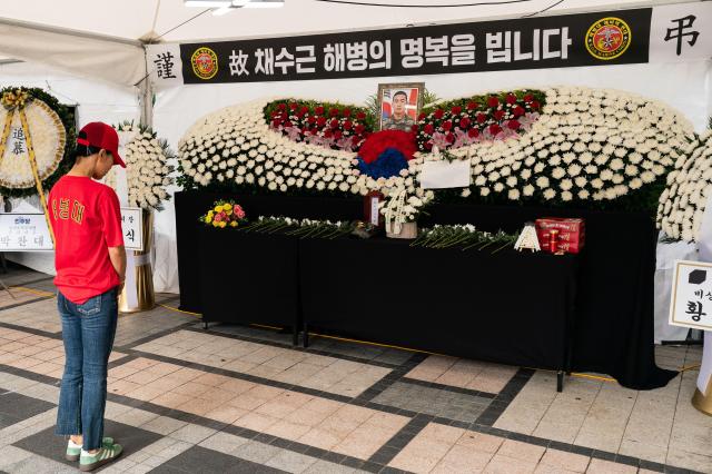 A Marine Corps veteran pays respects at a public memorial for Marine Chae Su-geun in Cheonggye Plaza Seoul on July 19 2024 AJU PRESS Park Jong-hyeok