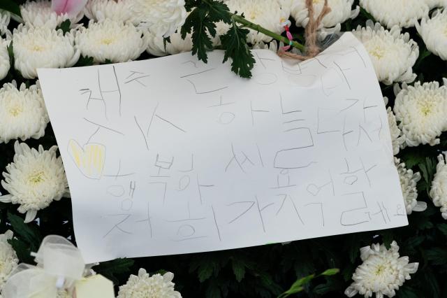 A heartfelt message from a young visitor is displayed at the public memorial for Marine Chae Su-geun in Cheonggye Plaza Seoul on July 19 2024 AJU PRESS Park Jong-hyeok