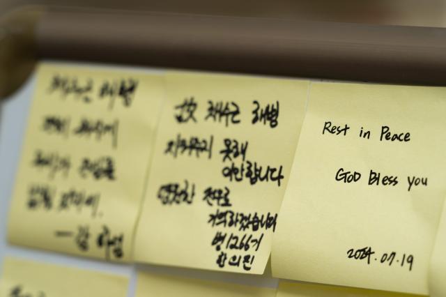 Tribute notes from visitors are displayed at the public memorial for Marine Chae Su-geun in Cheonggye Plaza Seoul on July 19 2024 AJU PRESS Park Jong-hyeok