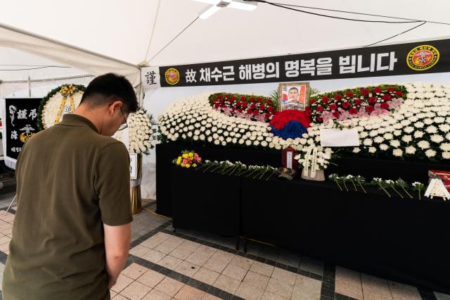 A visitor bows in reverence at the public memorial for Marine Chae Su-geun in Cheonggye Plaza Seoul on July 19 2024 AJU PRESS Park Jong-hyeok