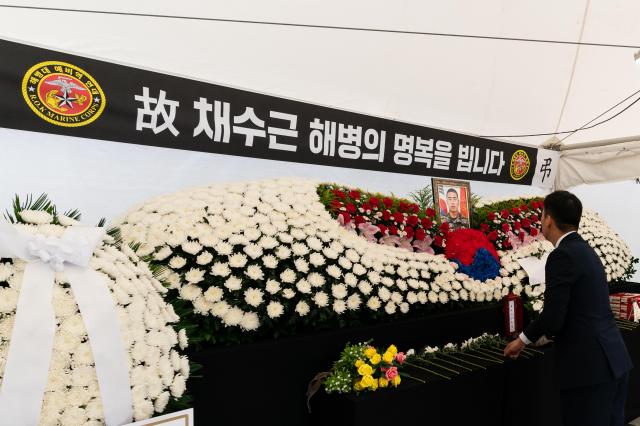 A prominent Democratic Party leadership candidate Kim Ji-soo pays respects at the public memorial for Marine Chae Su-geun in Cheonggye Plaza Seoul on July 19 2024 AJU PRESS Park Jong-hyeok