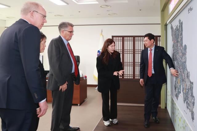 이상일 시장이 윌리엄슨 카운티 관계자에게 시의 반도체 육성 정책을 소개하고 있다사진용인시