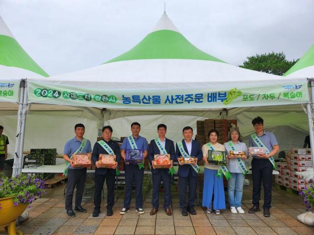 군산시청 근대역사박물관 주차장에서 열린 김천시 농산물 홍보·판촉 행사 모습사진김천시