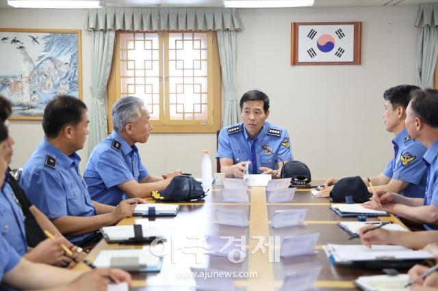 김환경 동해해양경찰서장가운데이 성수기 경비함정 긴급출동 태세 등 현장점검을 하고 있다사진동해해경