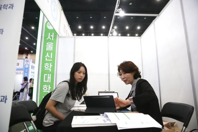 A student consults at the 2025 University Early Admission Expo held at KINTEX in Goyang west of Seoul on July 19 2024 AJU PRESS Han Jun-gu