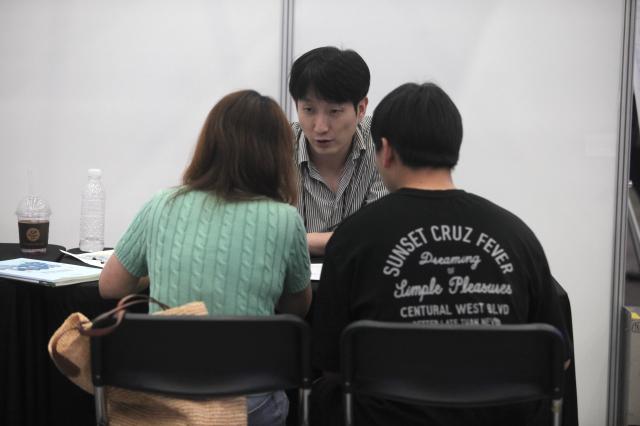 A student and parent consult at the 2025 University Early Admission Expo held at KINTEX in Goyang west of Seoul on July 19 2024 AJU PRESS Han Jun-gu