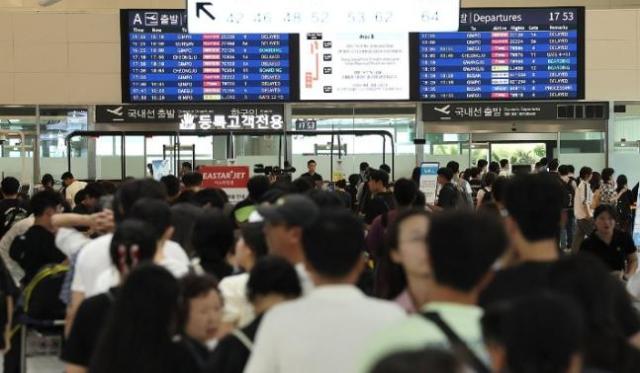 MS 클라우드 오류가 발생해 몇몇 항공사들의 발권·예약 시스템이 마비된 19일 오후 제주국제공항 출발층 이스타항공 발권카운터가 발권을 기다리는 승객들로 크게 붐비고 있다 사진연합뉴스