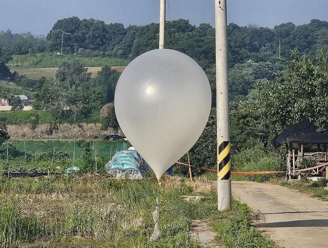 북한이 날려보낸 대남 오물풍선 사진연합뉴스