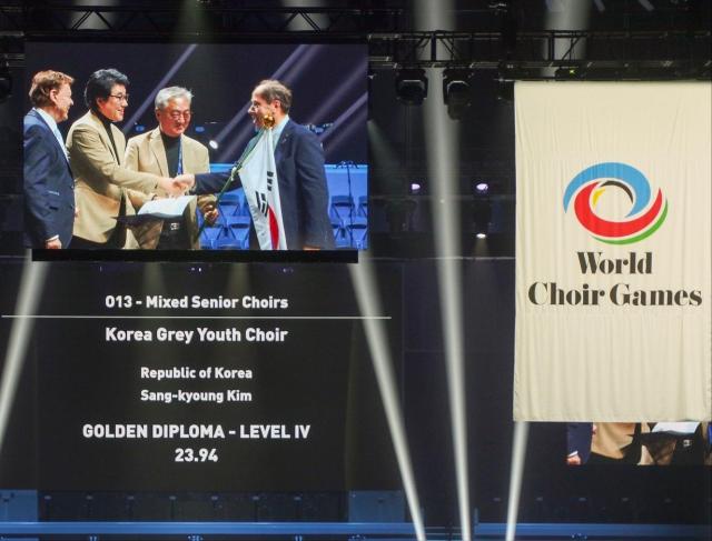 지난 19일 뉴질랜드에서 열린 2024 세계합창경연대회World Choir Games 시상식에서 사남자의 자격 청춘합창단 윤학수 단장과 김상경 지휘자가 시니어 부문 대상을 수상하고 있다 사진남자의 자격 청춘합창단