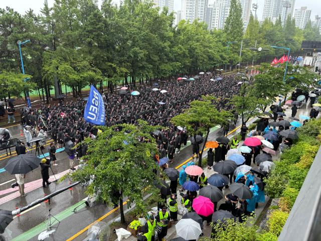 8일 오전 경기도 화성시 반월동 삼성전자 화성사업장에서 열린 총파업 결의대회에서 전국삼성전자노동조합전삼노 소속 조합원들이 구호를 외치고 있다 사진김민우 기자