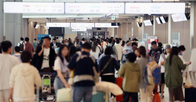 서울 강서구 김포공항 국내선 청사에서 여행객 등이 이동하고 있다 사진연합뉴스