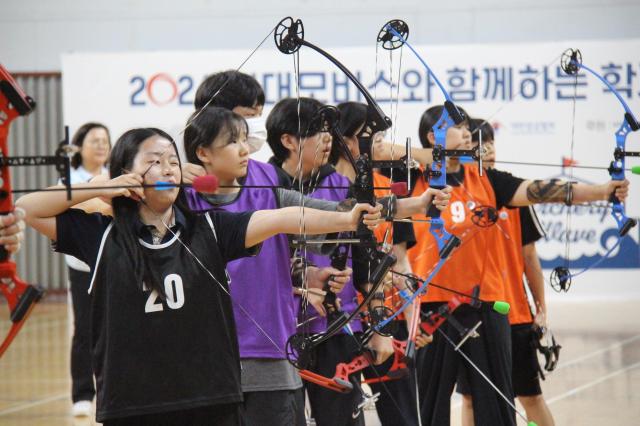  ‘2024 현대모비스와 함께하는 학교스포츠클럽 양궁대회’에 참가한 전국 15개 중학교 학생들이 충남 천안에 위치한 남서울 대학교에서 활 시위를 당기고 있는 모습 