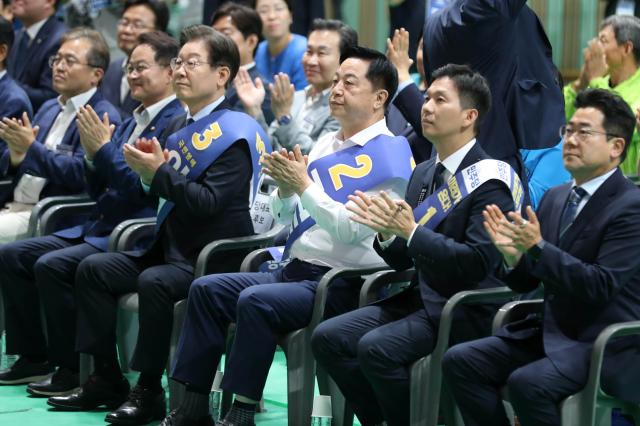 더불어민주당 새 지도부 선출을 위한 지역순회 경선 둘째 날인 21일 오전 강원 홍천군 홍천종합체육관에서 열린 합동연설회에서 김지수오른쪽 두 번째부터 김두관 이재명 당 대표 후보가 박수를 치고 있다 사진연합뉴스