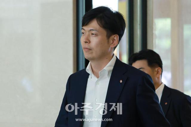 신유열 롯데지주 미래성장실장이 19일 오후 서울 송파구 롯데호텔월드에서 열린 '2024 하반기 롯데 VCM(옛 사장단 회의)'에 참석하고 있다. 2024.07.19[사진=유대길 기자 dbeorlf123@ajunews.com]