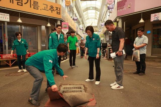 지난 15일 오영주 중소벤처기업부 장관이 대전 문창시장을 방문해 수해 대비 상황을 점검하는 모습 사진중기부