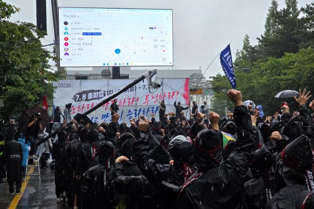 전국삼성전자노동조합전삼노 조합원들이 지난 8일 오전 경기 화성시 삼성전자 화성사업장에서 열린 총파업 결의대회에 참석해 구호를 외치고 있다 사진성상영 기자