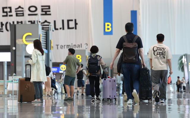 지난 17일 인천국제공항 제2여객터미널 출국장에서 휴가철을 맞은 여행객들이 탑승 수속을 위해 이동하고 있다 사진연합뉴스