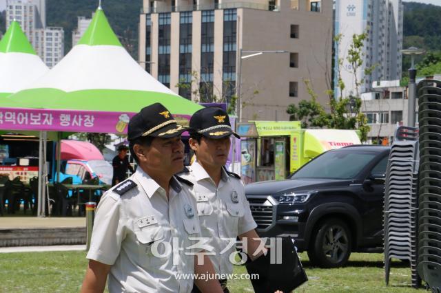 동해소방서 관계자들이 2024 도째비페스타 행사장을 사전 현장 방문을 
 하고 있다사진동해소방서