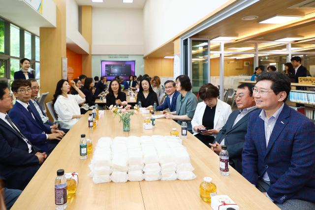 이상일 시장맨 오른쪽이 용인삼계고에서 열린 미래교육환경개선사업 30 준공기념식에 참석해 학교 관계자들과 대화를 나누고 있다사진용인시

